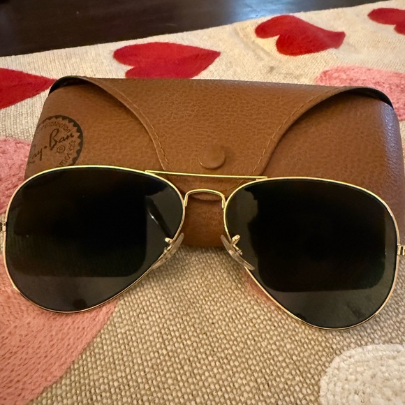 RayBan Aviator Gold Frame Sunglasses with Dark Lenses GUC - Picture 11 of 14